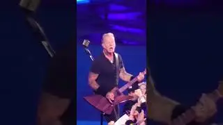 FAN TRIES TO UNPLUG JAMES HETFIELD GUITAR LIVE (2024) 