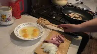 Яичница с салом, луком и сосисками.  Завтрак что надо.
