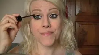 Trucco eyeliner intenso e labbra fragola