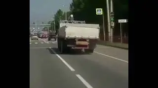 у грузовика на трассе оторвался задний мост во время движения