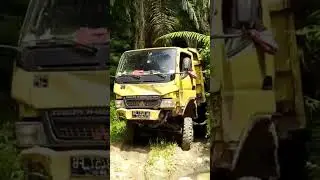 dam truk di jalan kubangan lumpur
