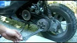 How to unscrew the rear variator on a scooter.
