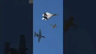 【何という光景！三沢基地でもやって欲しいF-22とA-10の編隊解散！】しかもP-51が先導なんて、どんだけ贅沢なんだ！