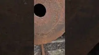 Vogelnest in einem alten Puffer eines Waggons.
