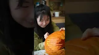 Mochi Lin sculpte une citrouille pour l'#Halloween! 🎃