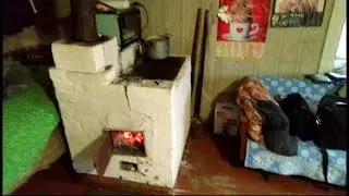 Показываю избушку нашу, топлю печку!