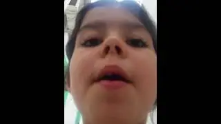 Eu e minha sobrinha ensinando dar banho na baby live