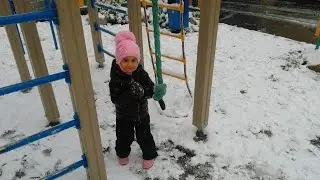 First snow. Playing in the snow)