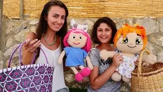 Oyuncak bebekler ile piknik oyunu. Lili ve Smarta eğleniyorlar!