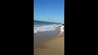 ivan pescando su primer barrilete de orilla