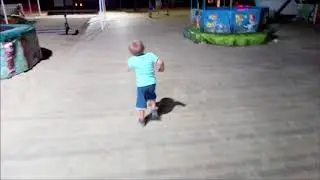 Малой идёт купаться