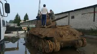 INSPECTION OF THE T-34 TANK RAISED FROM THE RIVER