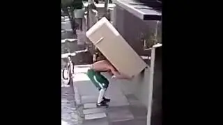 Мужик и холодильник / Мужик едит с холодильником