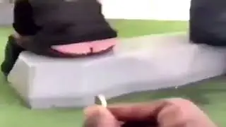 Шутник положил монету в задницу парню / Guy puts coin in someone’s ass