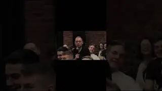 /Одновременно посмотрели на охранника//Абу Шоу/