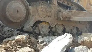 KOMATSU D375 A 5 ПЫТАЕМСЯ ПОБЕДИТЬ СКАЛЬНИК