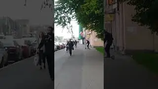 на самокате БЕЗ рук)! Как-то так)