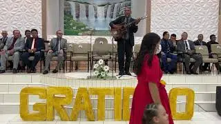 Louvores durante a festa de aniversário do pastor Rogério Rodrigues na AD  Marruás