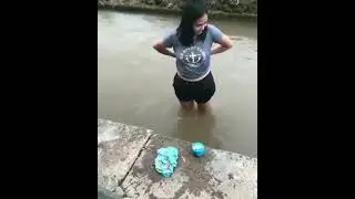 GEDEeee!!!!mbak tiara buka BH mandi disungai