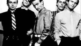 Men at Work - Who Can it Be Now Lyrics