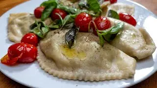 Равиоли с сыром и шпинатом.