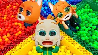 Yes Yes, Let's Go and Play in colorful swimming pool! Baby Lucia learn colors video - songs for kids