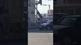 Сломан, но не сломлен 🥴💪#приколы #дтп #столбы #юмор #shorts