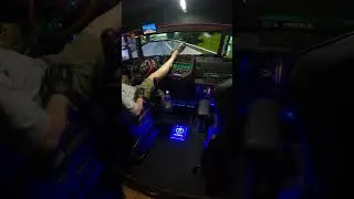 Соорудил кабину дальнобойщика у себя дома 