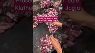 Beginilah proses daging sate ditusuk jeruji sepeda di Sate klathak Pak Pong Jogja