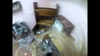 Чудище в пиджаке разбило все вещи
