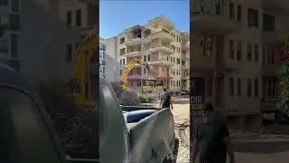 снос старого дома / demolition of an old house