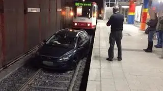 Zug fährt gegen Auto