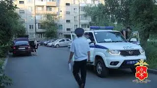 Кемеровские полицейские помогли молодой семье с ребенком завести автомобиль