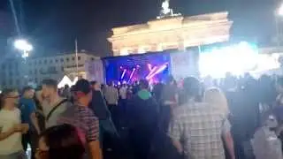 Ночной концерт у Бранденбургских ворот