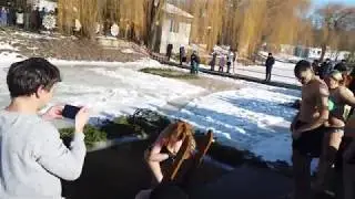 Ух ты!  КРЕЩЕНСКИЕ КУПАНИЯ в проруби 👩 ДЕВУШКИ