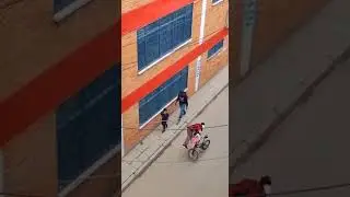 В Колумбии девушка потащила на спине своего бухого парня домой, а в руках понесла его велосипед.