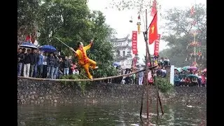 Trò chơi dân gian Hội làng - Đi cầu kiều hái lộc - Cười không ngậm được mồm