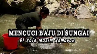 EMAK BOHAY MENCUCI BAJU DISUNGAI
