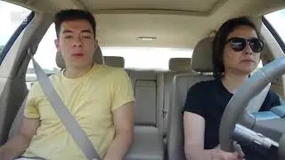 Парень кривляется под музыку;) :) :)