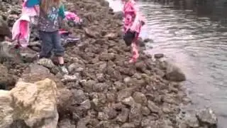 Девочки купаются в одежде