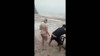 Bule batal berjemur gara gara terkena banjir bandang di pantai