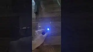 фонарик работает от рук