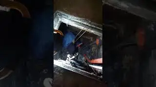 как чистят очень грязную  выгребную яму