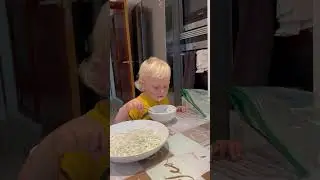 Саша ест окрошку