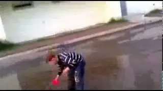 Мальчик купается и брызгается