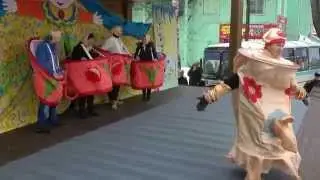 Танец самовара с кружками на масленице