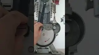 Движение поршня двигателя в разрезе. 
