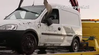 Auto van toezicht & handhaving in sloot