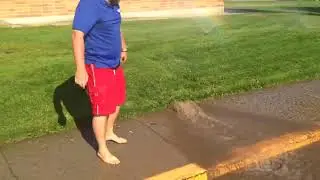 Водяной пузырь под газоном