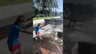 Супер фонтан наказал пацана #фонтан #приколы #хулиган